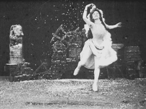 De "Danse des saisons: L'Hiver, danse de la neige" de Alice Guy (1900).