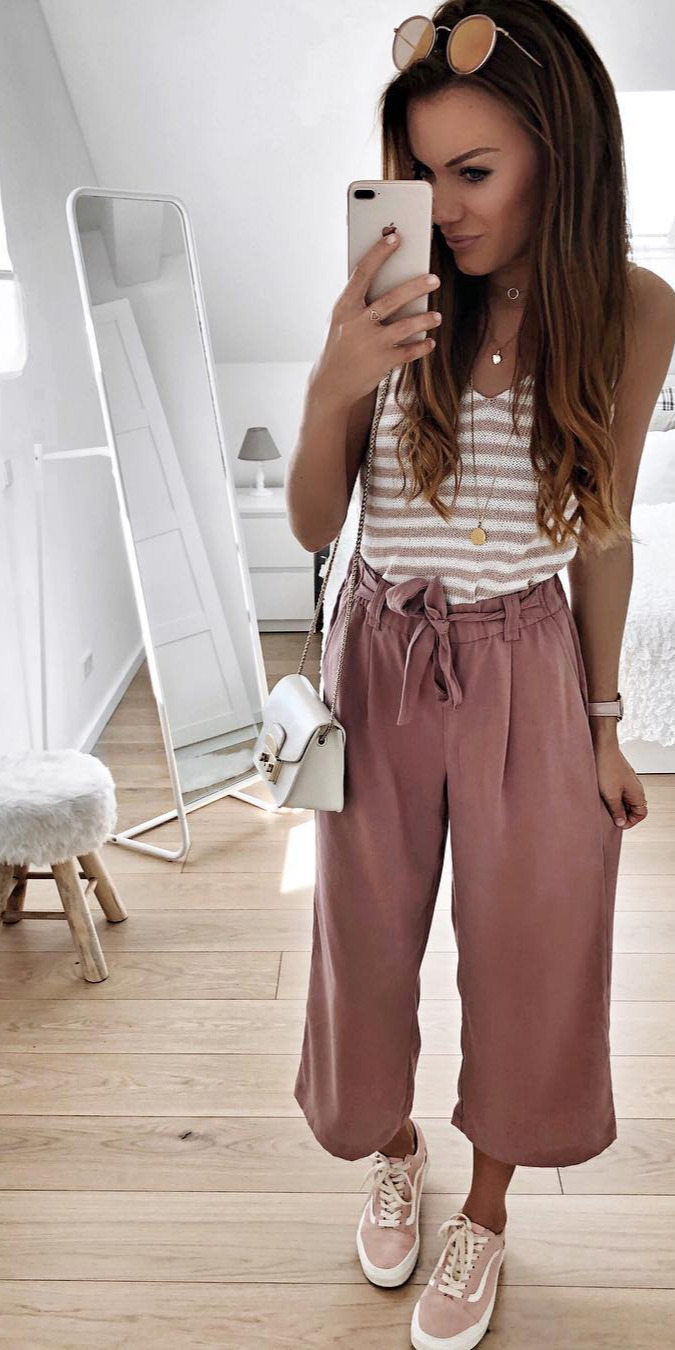 60+ Amazing Spring Outfit Ideas to Feel In Love With - outfits for women, cute outfits for teens, #Girl, #Picoftheday So ich war gerade eine Runde mit meinen M(unterwegs Es ist sogar so warm, dass ich die Jeansjacke auslassen kann Ich kann es kaum erwarten endlich Kleider, Rund Shorts zu tragen Heute hab ich auch der langen Hose mal den Rgekehrt und die , Culottes ausgepackt Wir wollen ja nicht aber Schritt fSchritt kann man es ja angehen Ich weuch noch einen tollen sonnigen Tag , outfitinspiration , outfit , dailyoutfit , dailylook , culotte , culottepants , stripes 