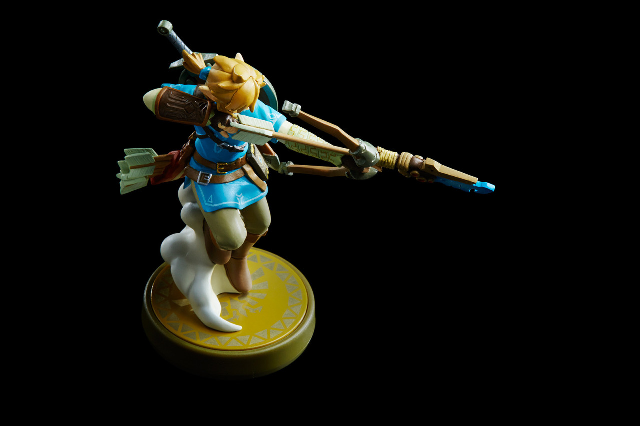 the legend of zelda breath of the wild amiibo figure