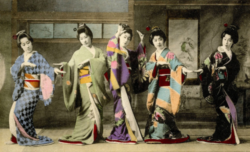 Shinbashi Genroku Odori 1908 (by Blue Ruin1)
“ The meigi (famous geisha) Eiryu I, second from the right.
”