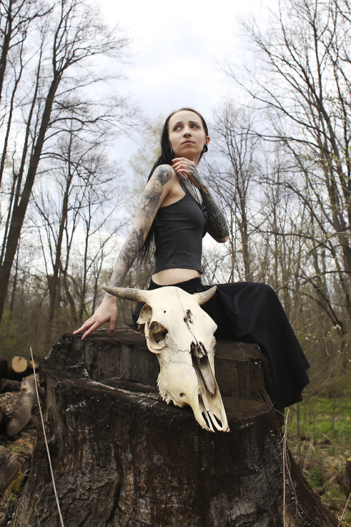 witch forest witch girl with tattoos girl with ink Forest skull cow skull Misterius Mystery Forest mystical mistical photo PaganGirl pagan gothic Goth Girl goth alternative model black фотографворонеж ведьма лесная ведьма черепа и кости лес мрачныйлес таинственный лес череп мистика мистический лес мрачное фото альтернативная модель