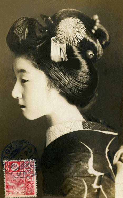 Senior Maiko in Profile 1925 (by Blue Ruin1)
“ A senior maiko (apprentice geisha) wearing her hair in the Yakko Shimada (奴島田) hairstyle, worn only on special occasions. Her han-eri (decorative inside collar) becomes increasingly whiter as she rises...