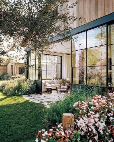 I’ll never tire of homes that can seamlessly blend interiors with outdoor living.