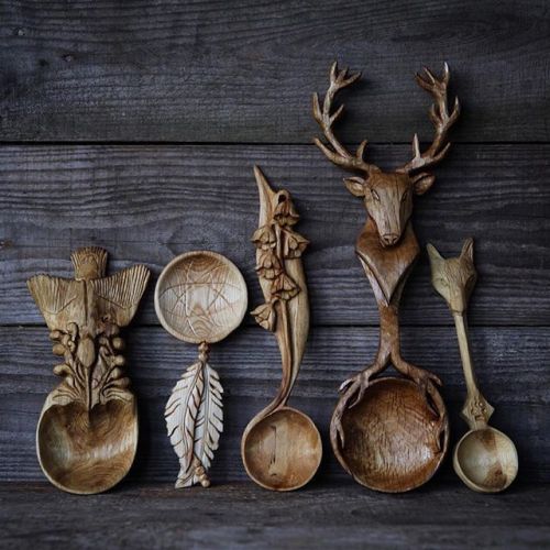 wood carved spoons by Giles Newman.(via (95) Pinterest)