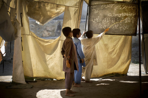 fotojournalismus:Boys studied at a makeshift school in...