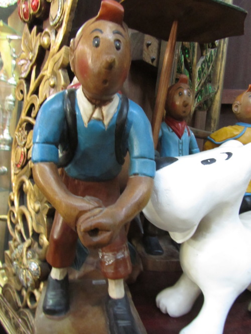 tintin wooden statue