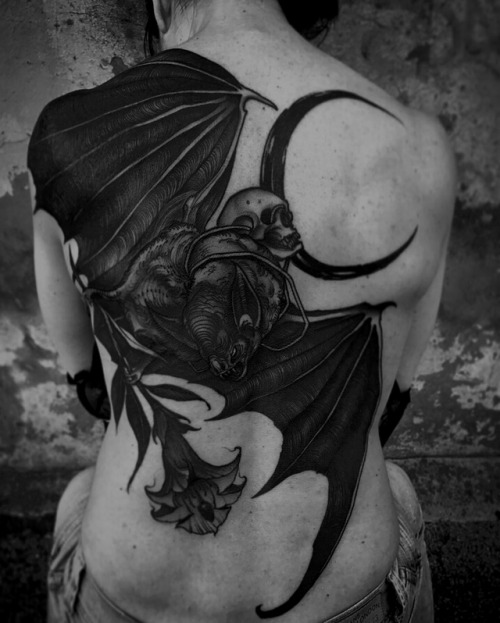 Gothic tattoo rücken