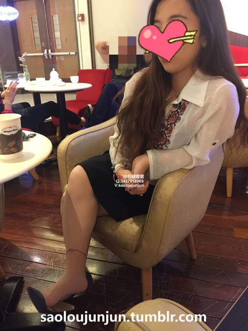 saoloujunjun:近距离拍摄同栋大楼上班的LV包美女，并成功扫楼，顺带连袜子一起拿下。Ps：美女穿的鞋子是Zara...