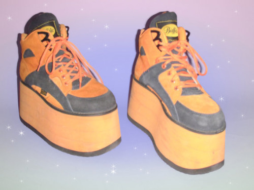 25 Schuhe aus den 90ern, die damals in fast jedem Haushalt 25 Schuhe aus den 90ern, die damals in fast jedem Haushalt