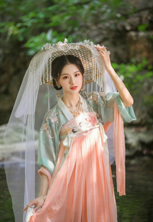 hanfugallery:Traditional Chinese hanfu by 燕语花事