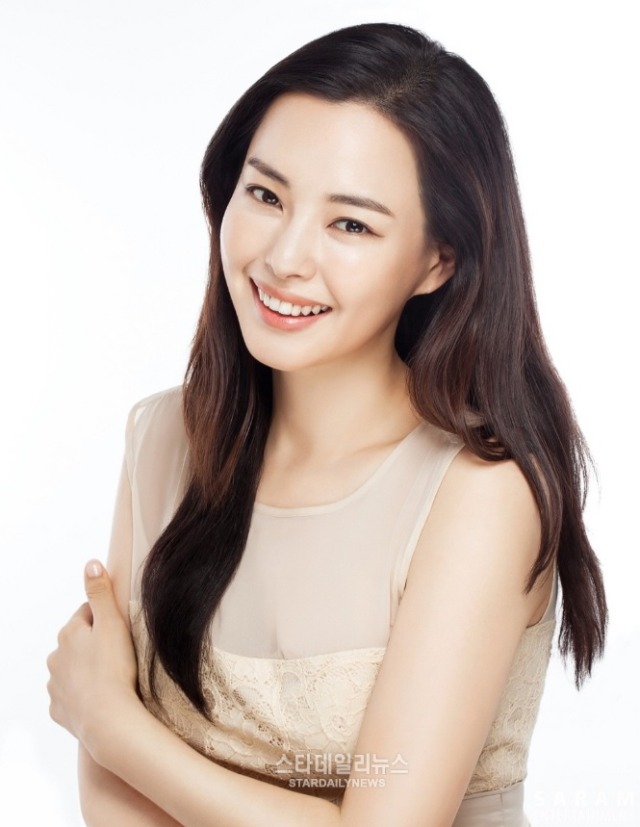 Honey Lee Clarifies She Did Not Catch Bouquet At... | Official Soompi