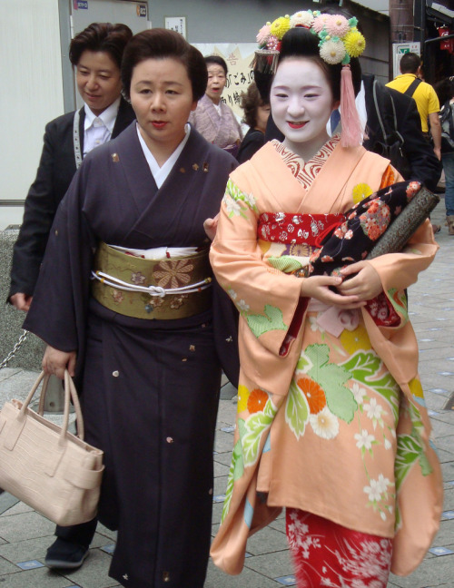 Okasan and Maiko from Kaden Okiya, Miyagawacho - Koito and Yaemi (by ~mariko~)