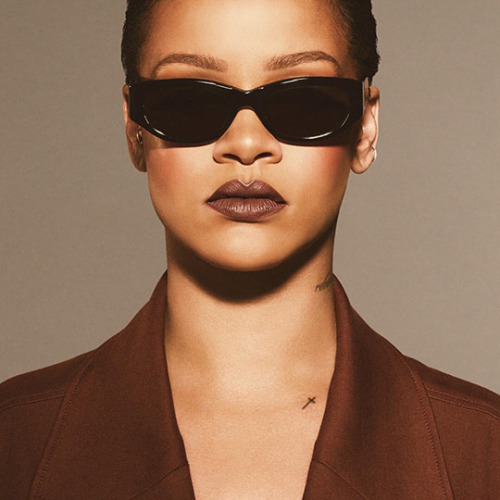 hellyeahrihannafenty:New STUNNA lip paint out now.. UNVEIL...