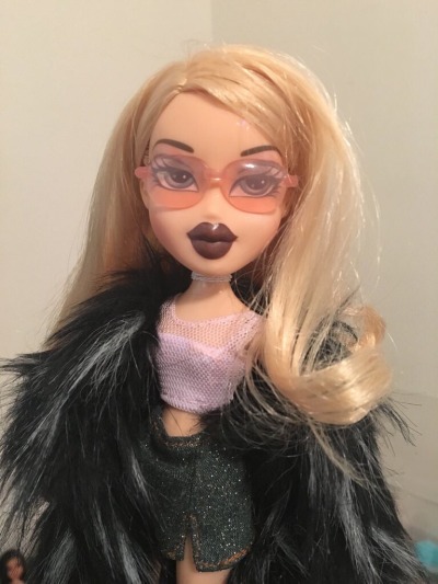 bratz doll with short blonde hair