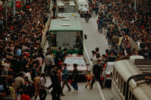 dolm:China. Shanghai. 1994. Nanjing Road. Stuart Franklin.