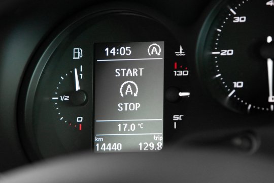 Painel do mostrando o sistema start/stop, que requer bateria especial para o carro, em execução