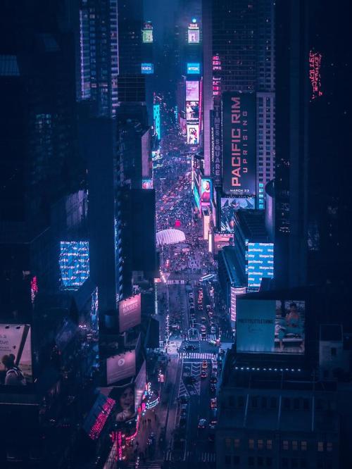 abandonedandurbex:Above the crowds of Times Square