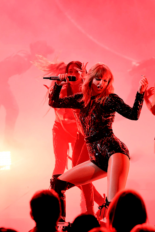 taylorswizzle:Taylor Swift performs “I Did Something Bad”...