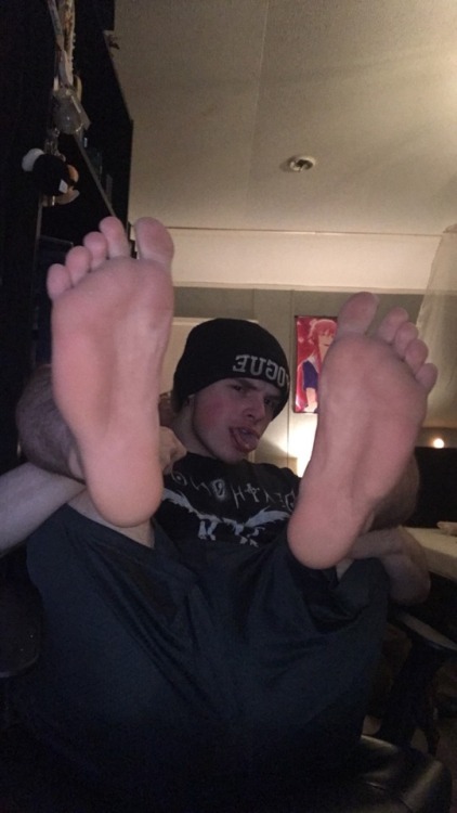 astupidslut:since people keep asking to see my feet...