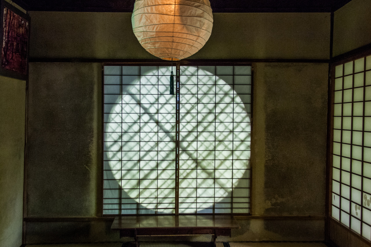 「虹の窓」とも称される吉野窓 at 祇王寺の四季