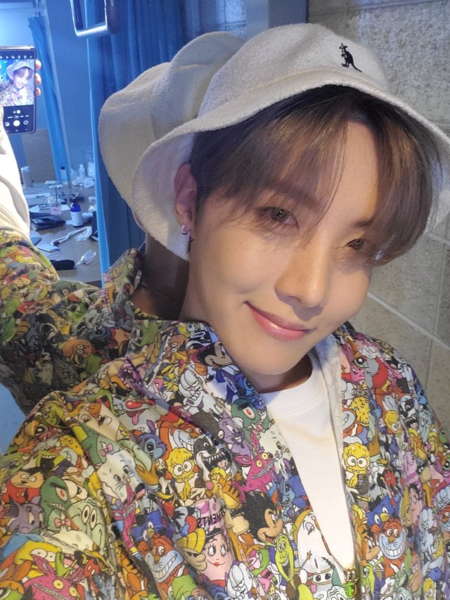 200330 Hoseok’s Tweet 오늘 날씨도 좋다구 🥰😍🤩 보고싶어요 아미 💜💜💜 The weather today is nice too 🥰😍🤩 I miss you ARMY 💜💜💜 Trans cr: Kylie @...