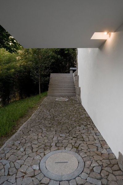 subtilitas:<br /><br />Alvaro Siza - Chapel in St. Ovídio Farm, Lousada 2002. Via, photos © Fernando Guerra. 