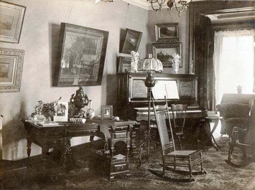 dreaming-of-the-1800s:The interior of victorian homes. Photos...