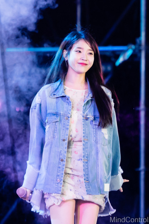 iumushimushi:180512 IU at Iseul Live Festivalcr: MindControl