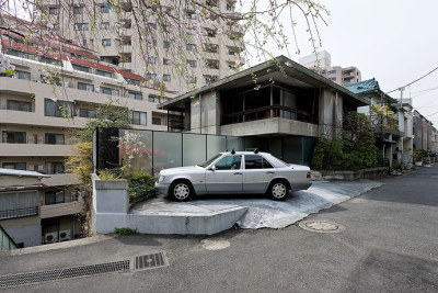 ryanpanos:<br /><br />The Metabolist Sky House | Kiyonori Kikutake | Socks Studio<br />The house the Japanese architect Kiyonori Kikutake (1928-2011) designed and built for himself in 1958, still stands out as a monument to his life-long architectural beliefs. A founding member of theMetabolist movement, Kikutake laid the foundation for an architecture able to intrinsically provide its own rules for growth, and for new models of cities able to develop over new physical grounds. His own Sky-House is an elevated single volume that literally embodies both these key principles on a domestic scale.<br />The house consists of a single 10x10m concrete slab  raised up on 4,5 m high piers located on the central axe of each side, in order to free the corners. The piers also support the concrete roof. The architect’s refusal of functionalism is materialized in an open, flexible floor plan with a central living space and service areas on the sides, which recalls traditional Japanese interiors. All around this single space runs a continuous balcony.<br />