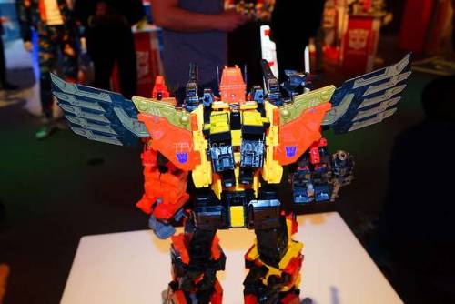 aeonmagnus:Transformers Power of the Primes Titan Class...