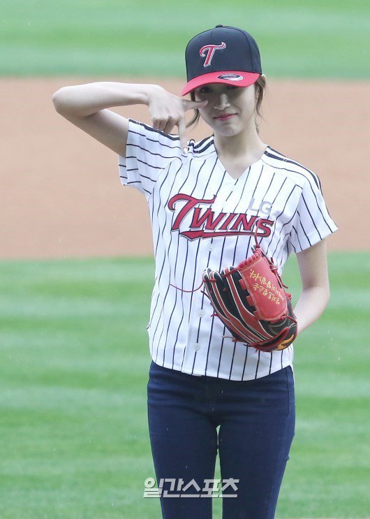 Twice's Mina and Chaeyoung Ceremonial Pitch for the LG Twins vs