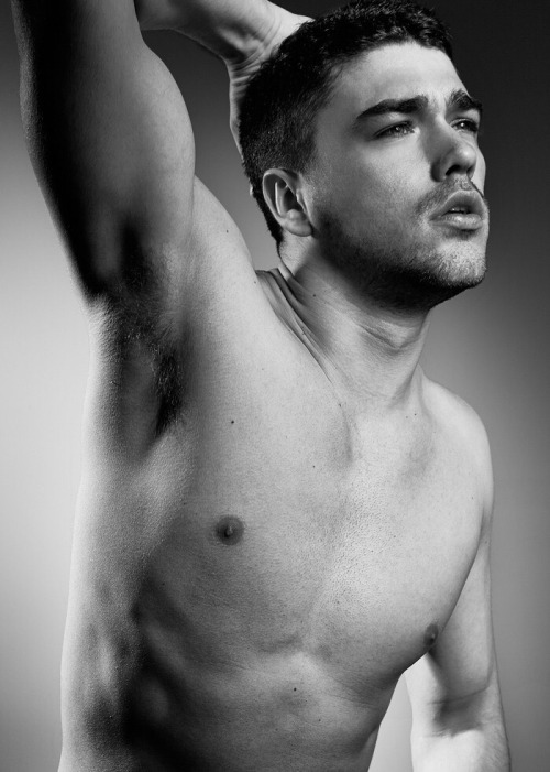 nakedhunkymen:fustevepena:dilfsf:HE’S NAKED: British Model...