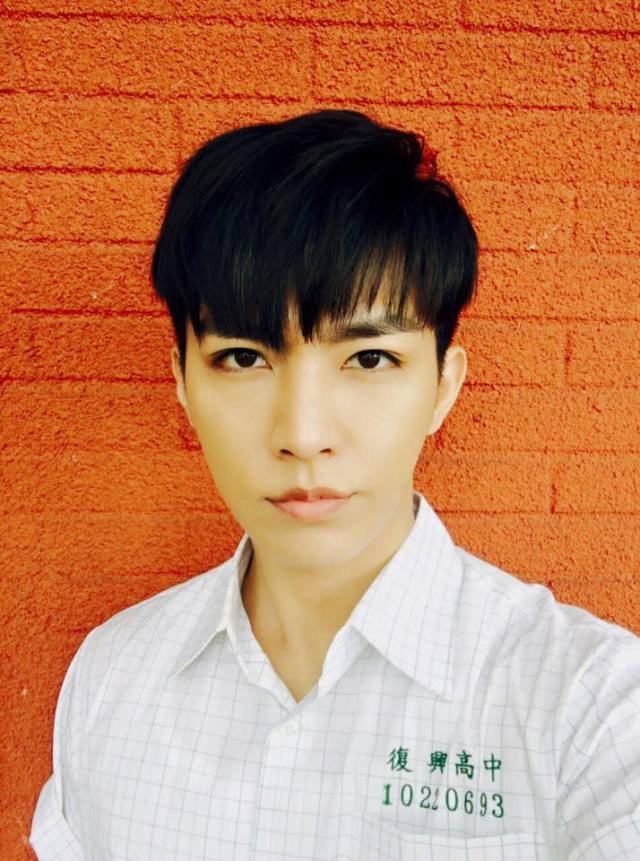 :: Dearaaronyan :: Your #1 Source For Everything Aaron Yan