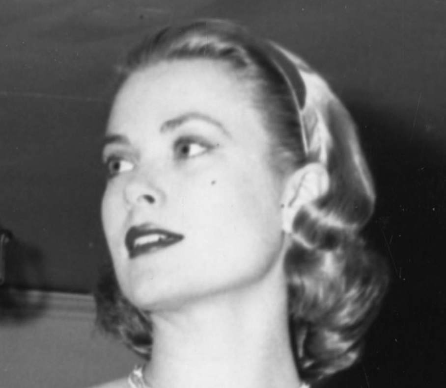 Grace Kelly models in a fashion show at Whitemarsh... - Grace & Family