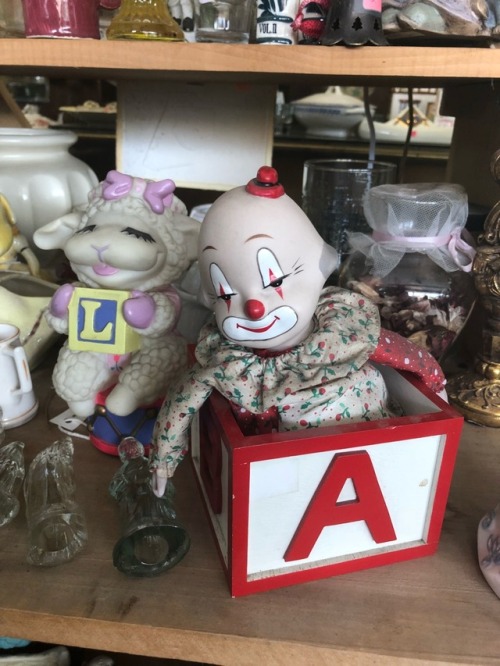 shiftythrifting:Found a little shop of horrors in Virginia.