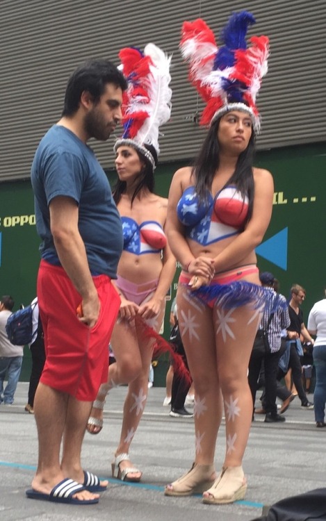 manbuttsofnyc:Dude was very excited to see these ladies