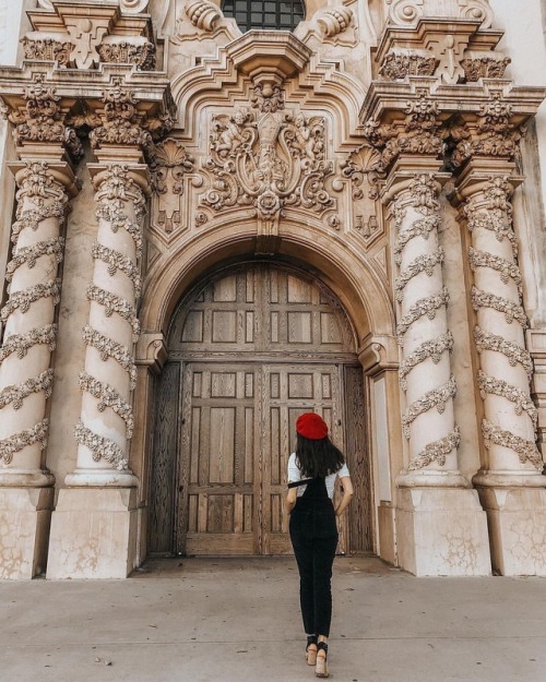 Monday Bum-Day with @simplysarahi in the Ruby Velvet Overall...