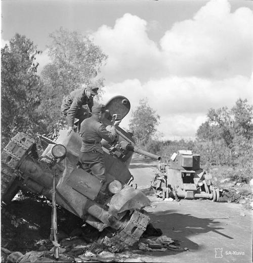 m4a1-shermayne:Finnish soldiers inspecting Russian BT tanks...