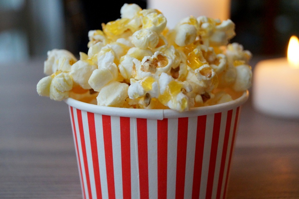 Jakonda popcorn. Попкорн. Попкорн чипсы. Американский попкорн. Попкорн в стакане.