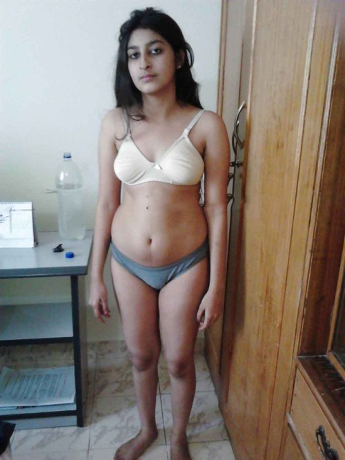 nudedesiart:Cute indian girl