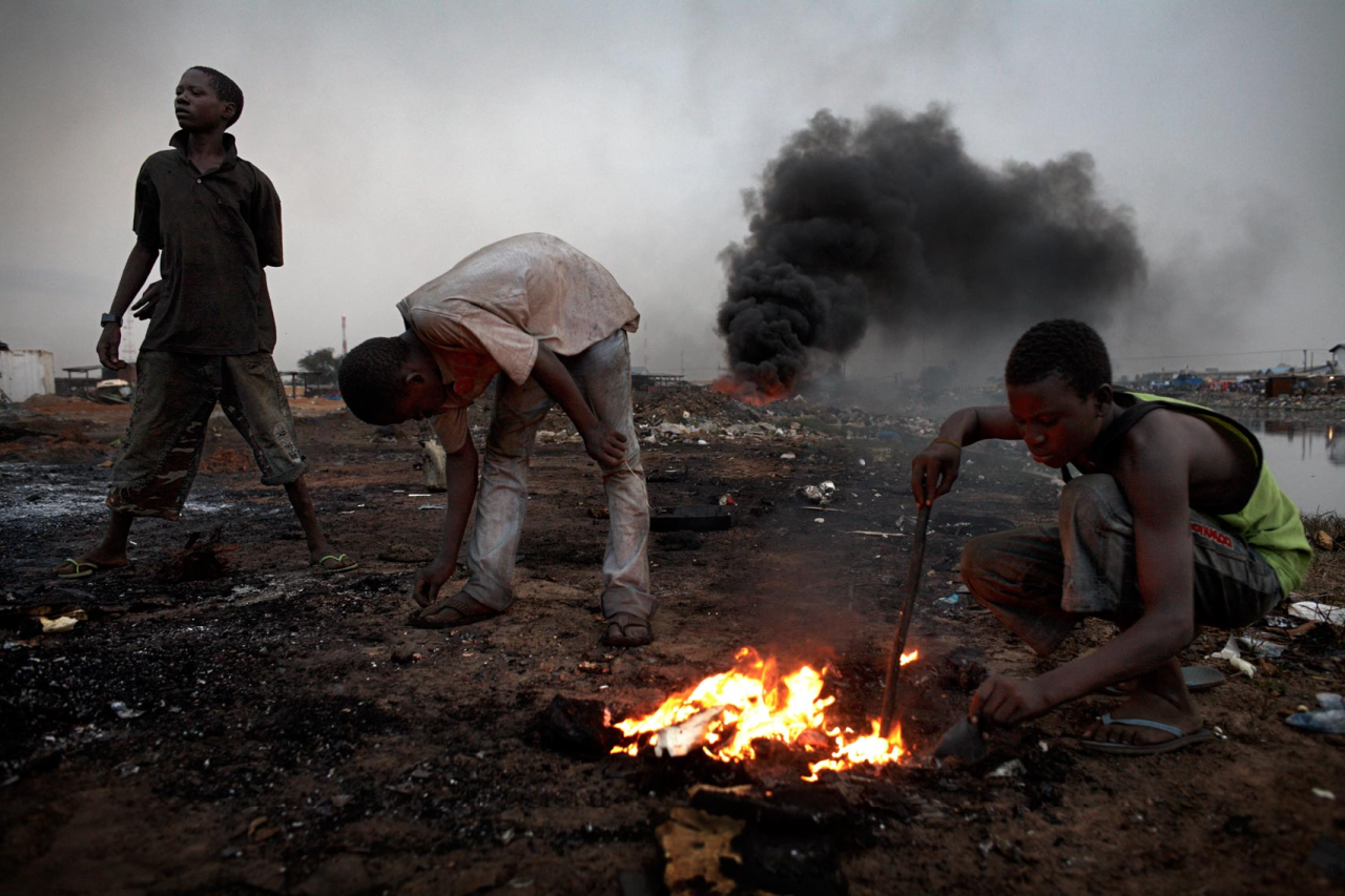 The burnt child. Ганна свалка электроники. Свалка в Африке. Свалка электроники в Африке. Мусорные свалки в Африке.