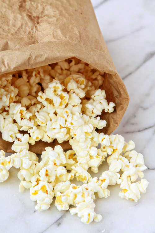 foodffs:Homemade Microwave Popcorn RecipeReally nice recipes....