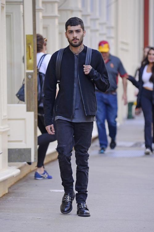 fyeahzaynjmalik:Zayn out and about in NYC - 09/30 (credit)