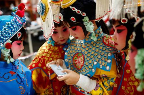 fotojournalismus:A participant plays a game on her phone as...