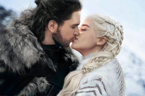 emmyscomps:Jon and Daenerys Kiss 