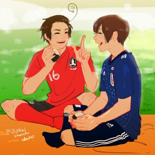 inkodoodles:Having an East Asian picnic with rice balls while...