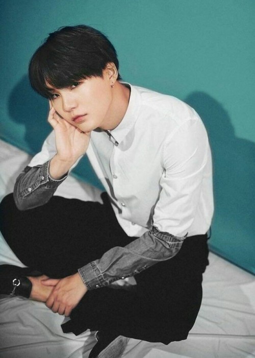 btswithmelanin:Random pics of Yoongi