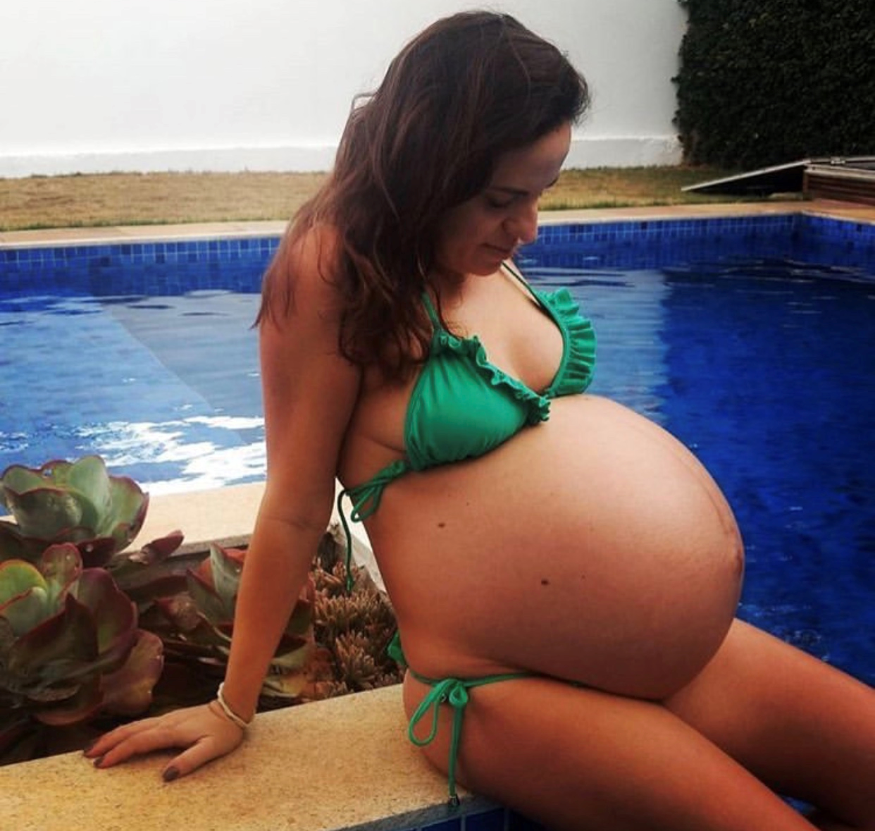 Беременные в бикини. Огромные животы беременных на 9 месяце.