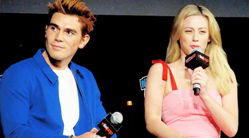 Lili Reinhart and KJ Apa talk on the Riverdale panel at NYCC...