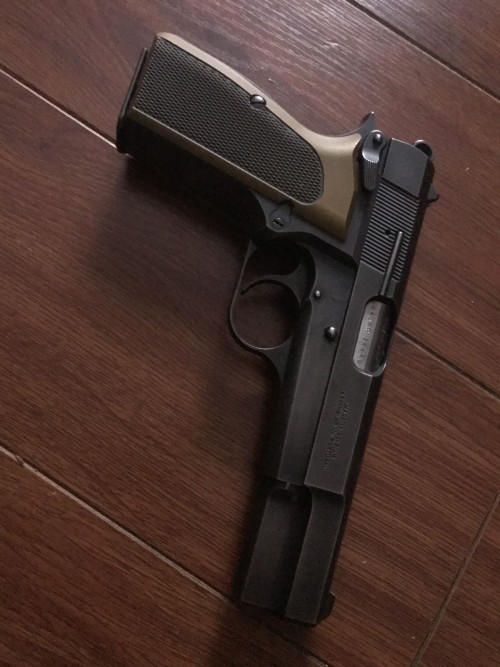 echte-helden-sterben-nie:Browning Hi-Power